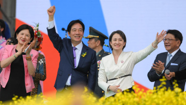 赖清德就职演说十六要素 学者高度评价。图为2024年5月20日，台湾总统赖清德（左二）、新任第一夫人吴美珠（左）和副总统萧美琴（右二）在台北总统府就职典礼上宣誓就职，发表就职演说后向民众挥手(Photo by SAM YEH/AFP via Getty Images)