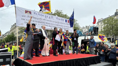 欧洲西藏人社群在巴黎共和国广场上举行了声势浩大的抗议活动。藏人在抗议活动上也宣读了他们给马克龙总统的信，要求他当面向习近平提出他们的困境。（图片来源：中央社）