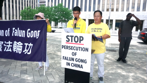 7月20日(周三),休斯頓法輪功學員劉曉斌(右)在市政府大廈集會上講述親身經歷。