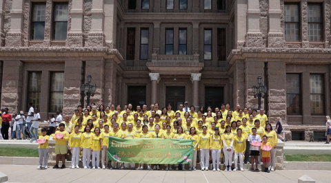 7月15日（週五），德州部分法輪功學員在首府奧斯汀州議會大廈前集會，紀念法輪功反迫害23周年，集體合影。（董清蓮/SOH）